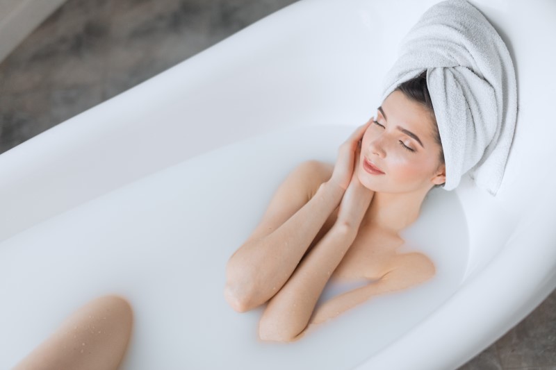 Frau entspannt in Badewanne