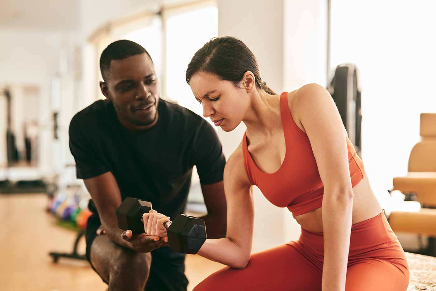 Fitnesstrainer werden - Voraussetzungen -- Kunden trainieren