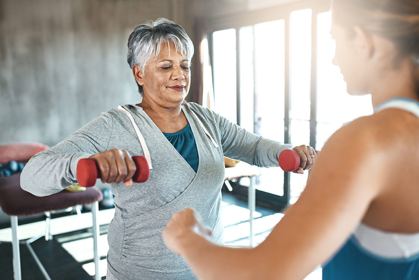 Als Fitnesstrainer im Ausland arbeiten – Fitnesstrainer und Kunde