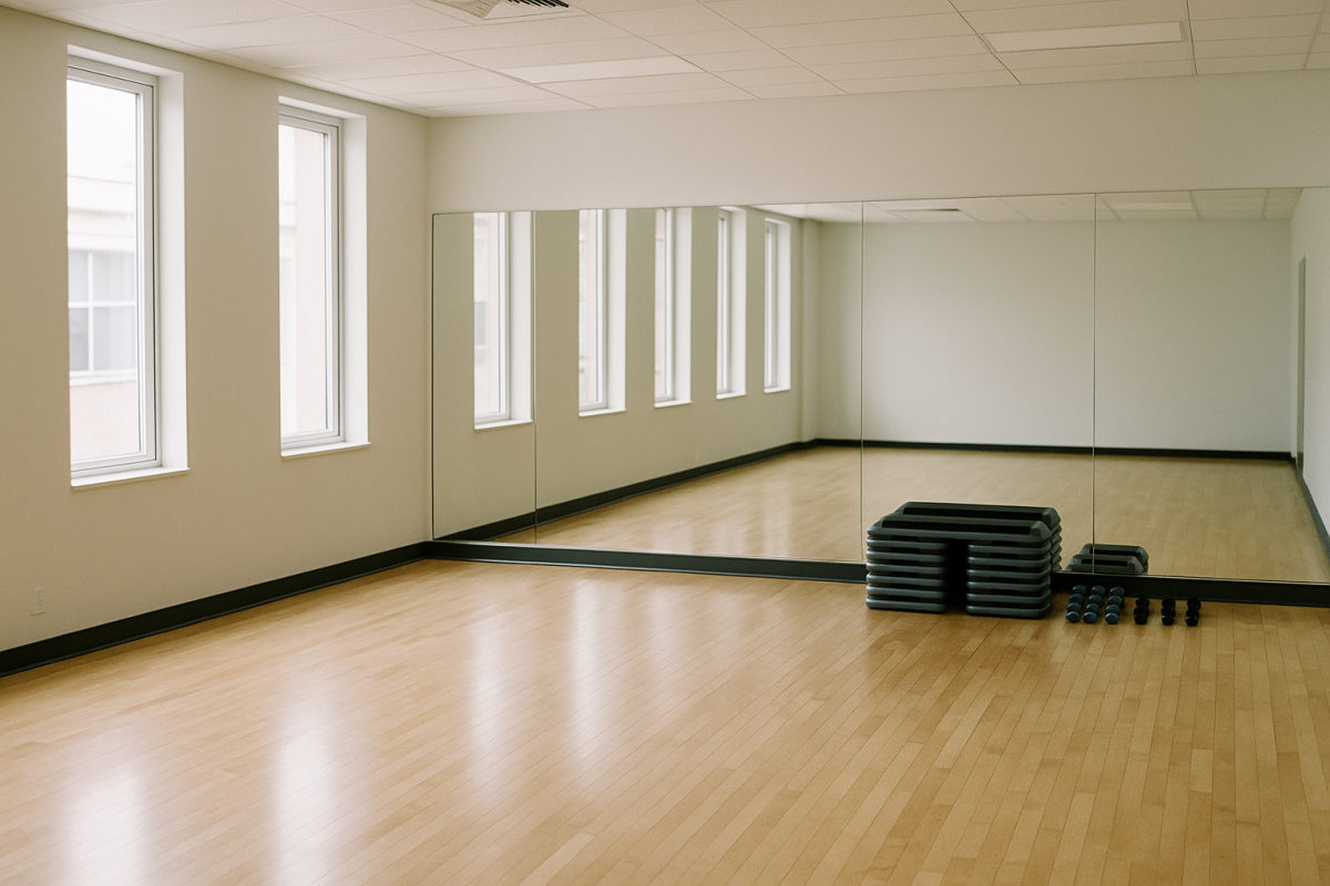 Modernes Gruppenfitness-Studio mit Spiegelwand und Tanzfläche für Zumba- und Tanz-Fitness-Kurse