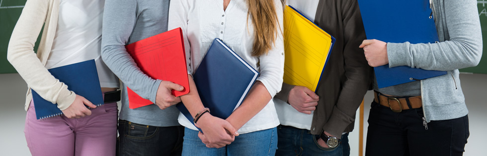 Schülergruppe mit Mappen in der Hand