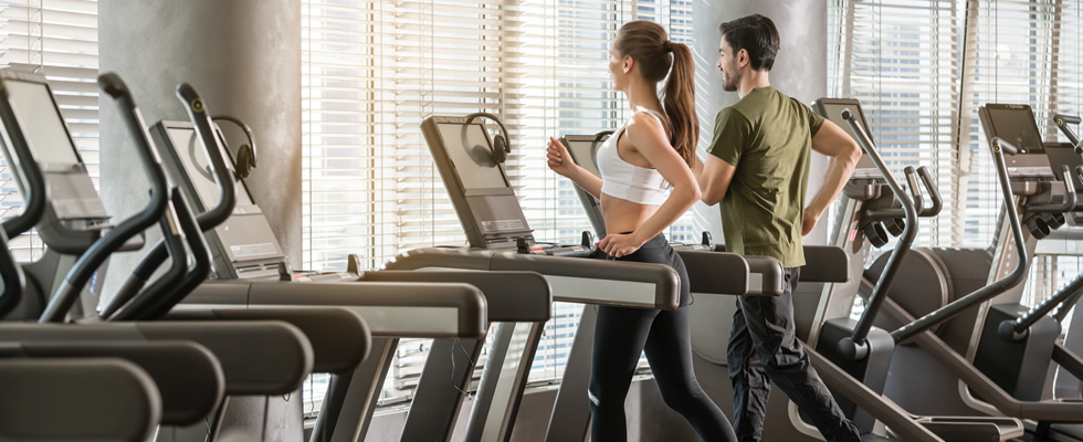 Laufbänder im Fitnessstudio