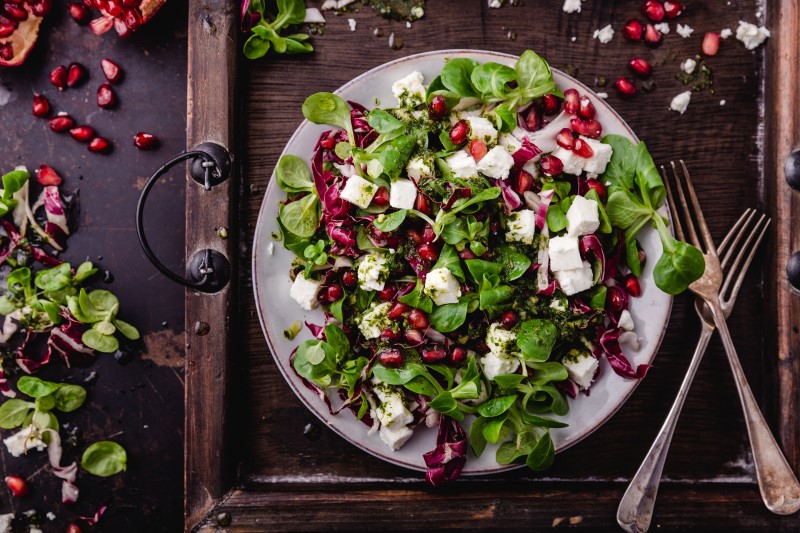 Radicchio-Feldsalat mit Granatapfelkernen und Feta