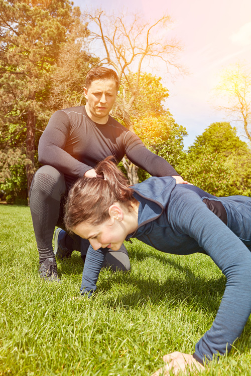 Frau macht Push-ups