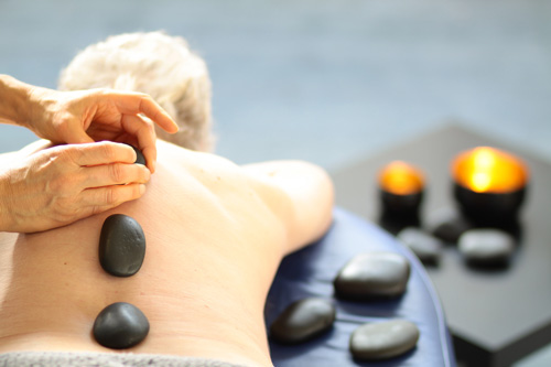 Hot stone Massage für Senioren