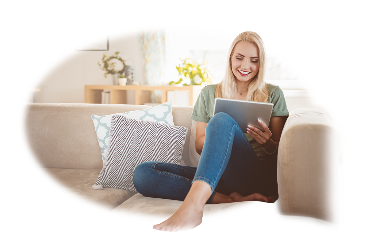 Frau mit Tablet auf der Couch
